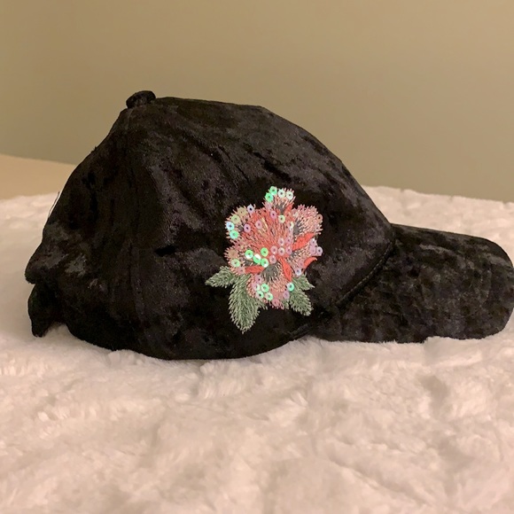 🤍NWT 2 Cute David and Young Women’s Caps🤍 - Picture 3 of 8